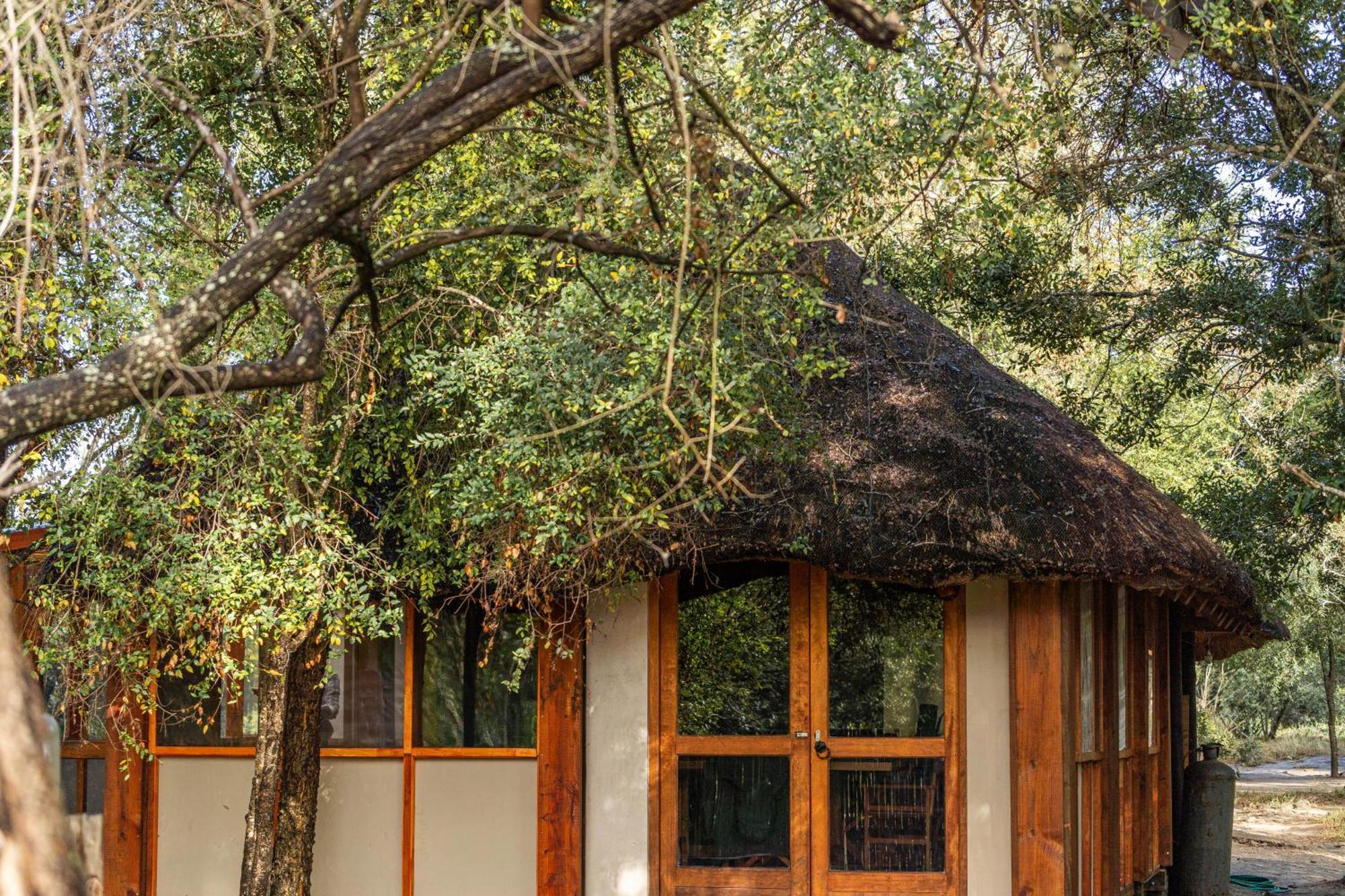 Ndzhaka Tented Camp マンイェレティ・ゲーム・リザーブ エクステリア 写真